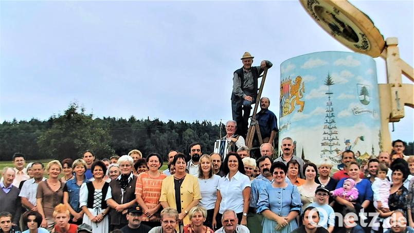 Ganz Eigelsberg und Niesaß war auf den Beinen, als beim Dorffest am 11. August 2002 der &quot;Größte Bierkrug der Welt&quot; präsentiert wurde. Auf der Leiter Ludwig Berger, unter dessen Regie das phänomenale Werk geschaffen wurde. Bild: lg