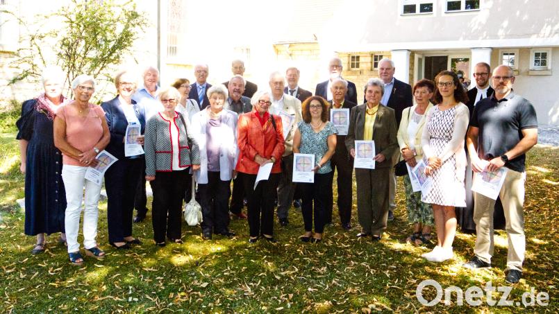22 Jubilare feierten ihre Jubelkonfirmation. Mit auf dem Bild Pfarrer Manuel Sauer (Zweiter von rechts). Bild: njn