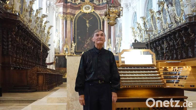 Prof. Günther Kaunzinger in der Basilika Waldsassen nach seinem Konzert, für das es viel Applaus gab. Bild: Johannes Röttges/exb