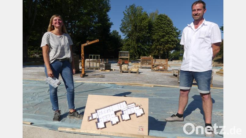 Martina Lenk gibt eine Vorschau auf zehn Monate KiTa-Bau. Bauleiter Markus Reiß stand für mögliche Fragen zur Verfügung. Bild: rn