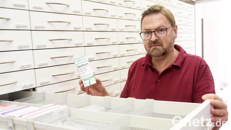Wie "Goldstaub": Fiebersäfte für Kinder mit den Wirkstoffen Ibuprofen und Paracetamol sind aktuell praktisch nicht zu bekommen. Im Bild Andreas Biebl, Sprecher der Weidener Apotheker. Bild: Gabi Schönberger