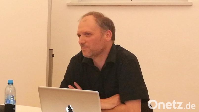 Referent Markus Weiß von der Technischen Universität Berlin spricht im Literaturarchiv über Verschwörungsmythen und ihre sprachlichen Kodierungen. Bild: dir
