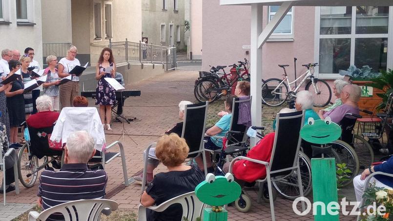 Mit seiner Sommerserenade bereitete der Gemischte Chor unter Leitung von Jana Müller (stehend vorne rechts) den Bewohnern des BRK Seniorenwohn- und Pflegeheims St. Barbara und den zahlreichen Gästen einen gleichermaßen stimmungsvollen wie kurzweiligen Abend. Bild: u