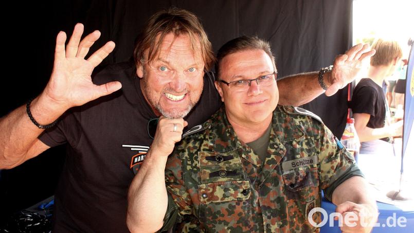 Bei einer Autogrammstunde scherzt Peter Althof (links), bekannt aus dem Dschungelcamp, mit Hauptorganisator Hartmut Schütze vom Reservistenverband. Bild: R. Kreuzer