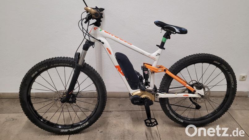 Möglicherweise ist dieses Pedelec der Marke KTM (Typ Kapoho) in den Farben weiß und orange nicht nur technisch manipuliert, sondern auch gestohlen worden. Bild: Polizeiinspektion Sulzbach-Rosenberg/exb