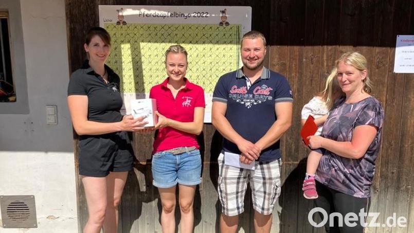 Vorsitzende Carolin Schrembs (links) gratuliert den Gewinnern Anna Vollath (Zweite von links), Simone Höcht (rechts) und Maximilian Weber (Zweiter von rechts). Bild: Lena Schricker/exb