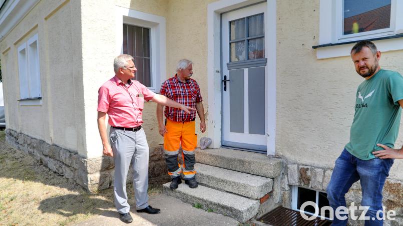 Bauhofmitarbeiter Werner Bregler (Zweiter von links) hat in den vergangenen Tagen sämtliche Türen und Fenster des Leichenhauses gestrichen. Jetzt geht es in einem weiteren Schritt um den Außenputz und den Granitsockel. Mit auf dem Bild (von links) Bürgermeister Johannes Reger und Technischer Angestellter Markus Meyer. Bild: njn