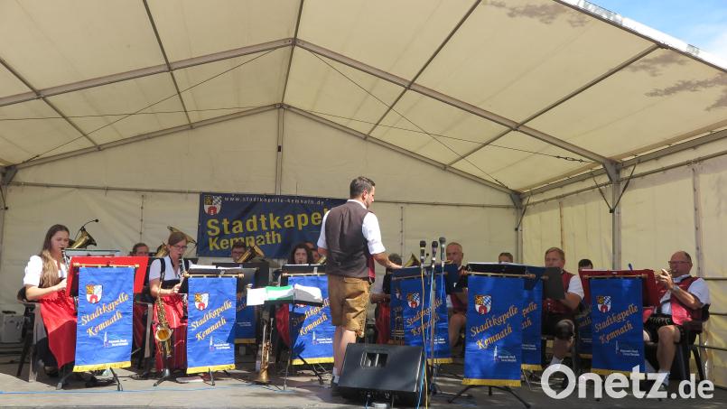 In bewährter Manier leitete René Bauer (stehend) das Konzert der Stadtkapelle zum Abschluss des Kemnather Kultursommers. Bild: jzk