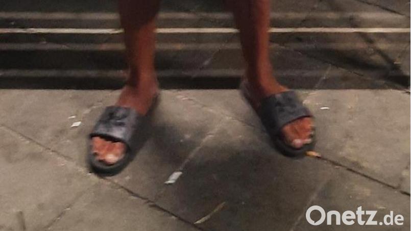 Betrunken und mit Badelatschen ist ein Mann über Bahngleise in der Oberpfalz vor der Polizei geflüchtet. Bild: Bundespolizei