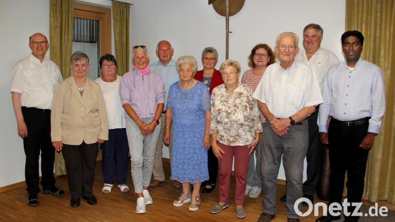 Anerkennung und Dank für ihre langjährige Treue zur Herz-Mariä-Bruderschaft wurde den Mitgliedern bei der Ehrung im Pfarrheim durch Pfarrer Herbert Rösl (links) zuteil. Mit im Bild (hinten von rechts) Pfarrvikar Pater Savarimuthu Selvarasu, Kirchenpfleger Jakob Kiener sowie das Neumitglied Rita Salomon. Bild: Josef Böhm