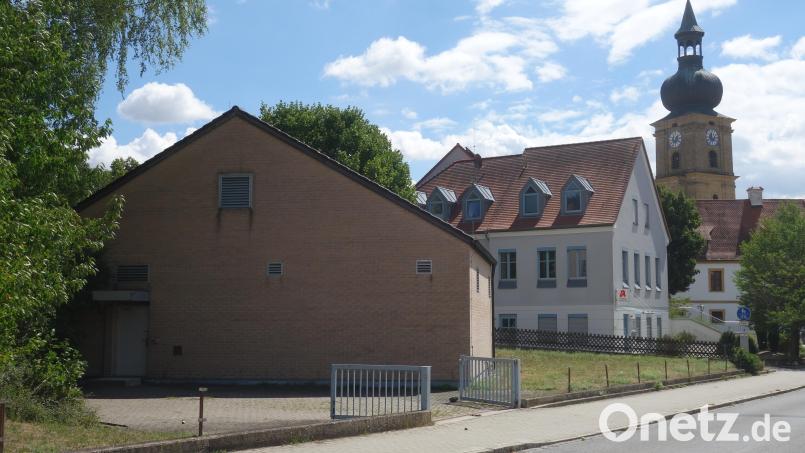 Keine Klage erhebt die Gemeinde Ensdorf gegen die Baugenehmigung des Landratsamtes für die Anbringung einer Werbetafel am Gebäude in der Hauptstraße 3 in Ensdorf. Bild: tra