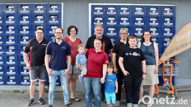 Feuerwehren, Kindergarten und Schule freuen sich über die Spende der Familie Schlagenhaufer. Bild: Christoph Forster/exb