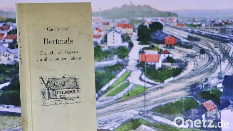Anton Mayer, Großvater des bayerischen Schriftstellers Carl Amery, hat über seine Kindheit und Jugend um 1870 in der Eisenbahnerstadt Schwandorf geschrieben. Herausgeben hat den Band unter dem Titel &quot;Dortmals&quot; sein Enkel, Amery. Das Bild im Hintergrund zeigt eine alte Stadtansicht rund um den Bahnhof. Bild: Thomas Dobler