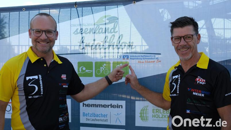 Die beiden Organisatoren Christian Betzlbacher (links) und Dieter Vogl (rechts) freuen sich auf den 5. Seenland-Triathlon am 11. September an der Erlebnisholzkugel am Steinberger See. Bild: Hirsch