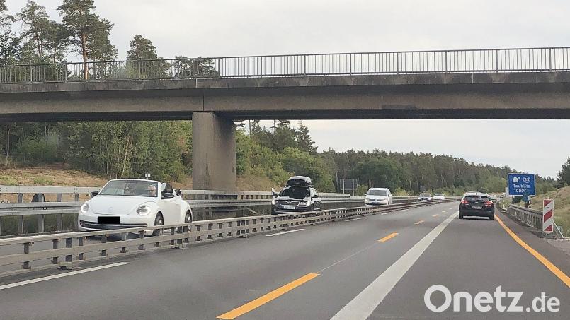 Wegen der Autobahn-Baustelle auf der A93 bei Teublitz fließt der Verkehr mit zwei Fahrstreifen in Fahrtrichtung Regensburg und einem Fahrstreifen in Fahrtrichtung Weiden Bild: Thomas Dobler