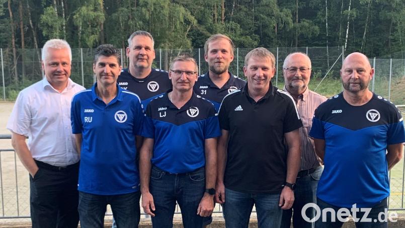 Roman Melzner, Reiner Ullmann, Klaus Brunner, Jürgen Langsteiner, Matthias Pocker, Norbert Schmid und Heinz Frank (von links) bilden den Vorstand des Fördervereins Fußball des Sportvereins. Ihnen dankte SV-Vorsitzender Jürgen Lautner (rechts). Bild: mez