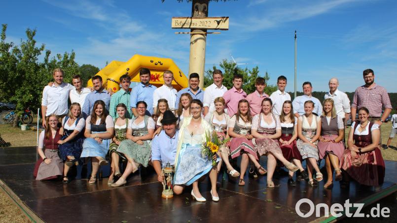 Die Kirwapaare 2022 in Betzenberg mit dem Oberkirwapaar Carmen Huber und Lukas Stark (ganz vorne, Mitte). Bild: sis