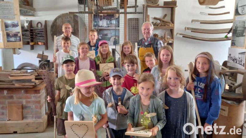Die Kinder waren vom historischen Handwerk begeistert. Bild: kod