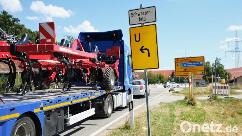 Die Arbeiten an der Grünwaldkreuzung bei Schwandorf laufen auf Hochtouren. Für die zweite Bauphase muss die Neukirchener Straße für mehrere Wochen gesperrt werden. Bild: Hirsch