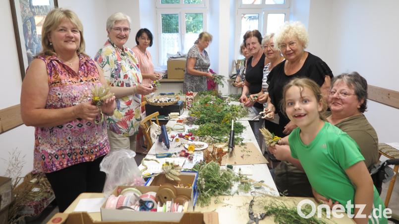 Mitglieder des Katholischen Frauenbundes trafen sich im Pfarrheim zum Binden von Getreideherzen und Getreideschlaufen. Bild: jzk