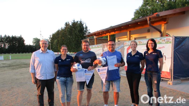 Bezirksvorsitzender Thomas Graml, Kerstin Ernst (Spielleiterin U17/U15), Stefan Zenkert (U17 FC Altrandsberg), Norbert Biersack (U15 SV 08 Auerbach), Janina Zilk (Spielleiterin U13/U11) und BFMA-Vorsitzende Kerstin Costa (von links) bei der Ehrung der Bezirksoberliga-Meister. Bild: bra