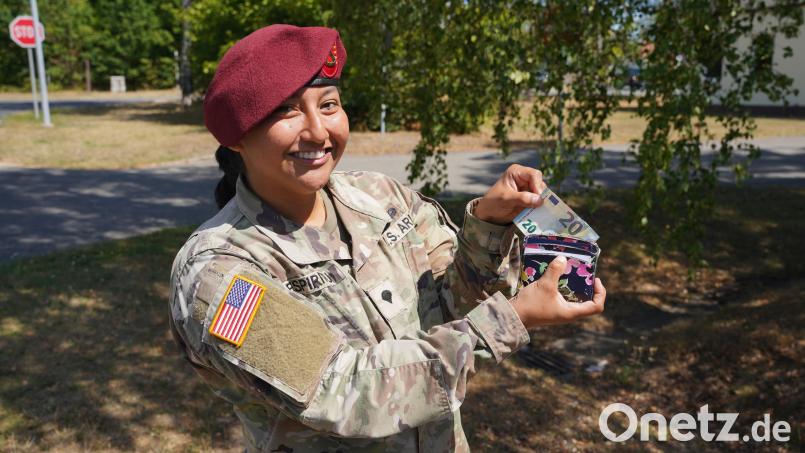 Roslyn Espiritu ist Gefreite bei der US-Armee und seit ihrer Stationierung in Grafenwöhr immer mit mindestens 20 Euro unterwegs. Bild: Franz Zeilmann/US-Armee