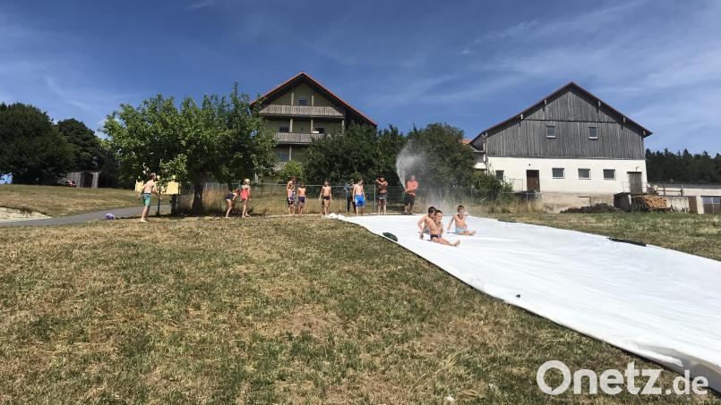 Höhepunkt im Rahmen des Ferienprogramms der Feuerwehr Rosall war die Wasserrutsche. Rund 30 Kinder nahmen das Angebot wahr. Bild: Feuerwehr Rosall/exb