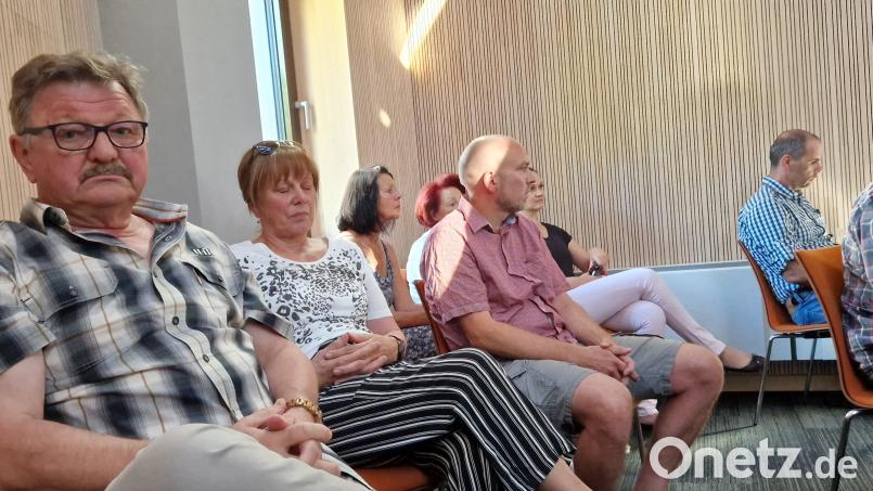 Mitglieder der &quot;Bürgerinitiative Schwarzenfeld&quot; nahmen am Montag an Sitzung des Marktrats teil, bei der der Rat ihr Bürgerbegehren als &quot;nicht zulässig&quot; zurückwies. BI-Sprecher Franz Prey (links) lehnte es bei der Sitzung ab, Stellung zu nehmen. Bild: Thomas Dobler