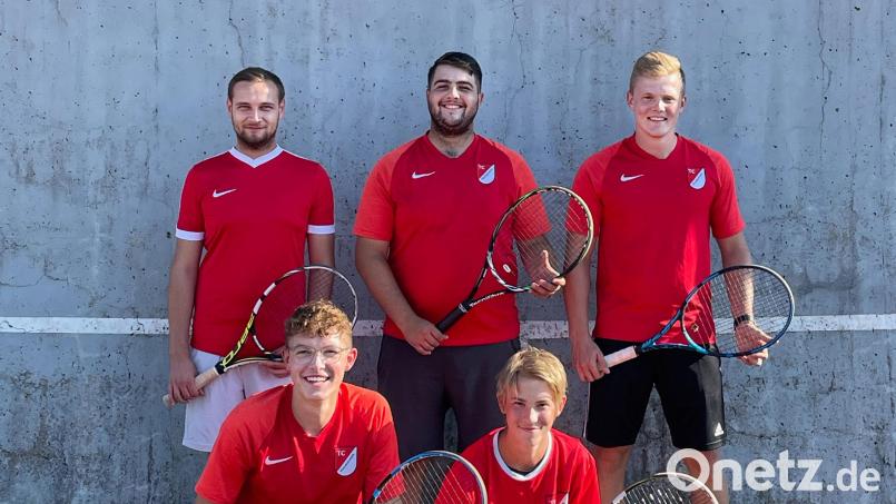 Das Bild zeigt die Zweite Herrenmannschaft des TC Tirschenreuth, die ungeschlagen Meister wurde: (vorne von links) Michael Gleißner und Johannes Luber, (hinten von links) Moritz Bäumler, Kevin Kraus und Bastian Rother. Bild: kro