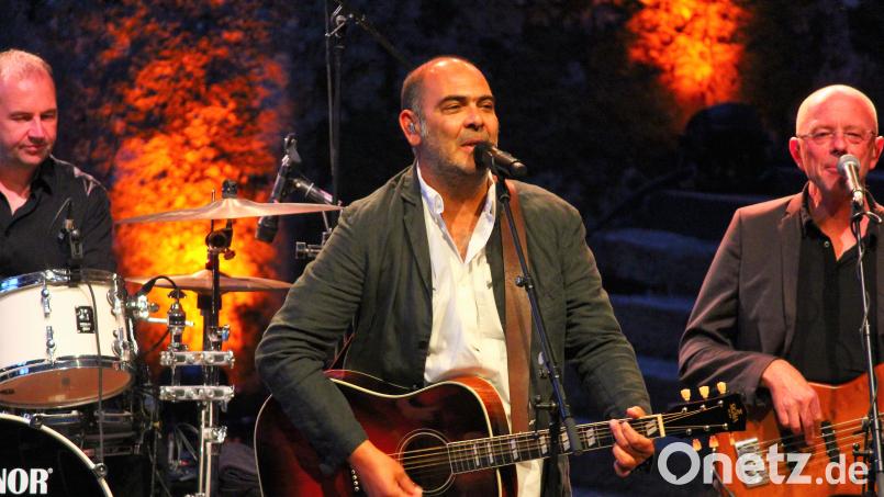 Hannes Ringlstetter begeistert am Montagabend auf der Luisenburg. Zu seiner Band gehört auch Schlagzeuger Michael Thomas (links) aus Erbendorf. Bild: stg