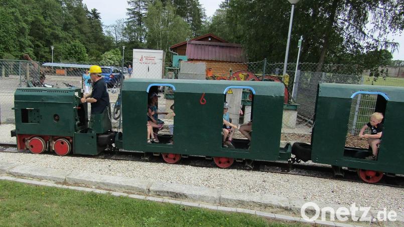 Die Auerbacher Grubenbahn steht wegen Umbauarbeiten im Bergbaumuseum Maffeischächte derzeit still. Für die Sterbekasse des Bergknappenvereins ist der Zug dagegen ganz abgefahren. Archivbild: sck