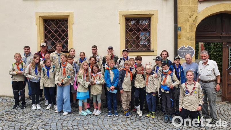 Hans Rösch und Hans Bäte (hinten von rechts) führten die Wölflings- und Jungpfadfinder St. Katharina Willich, die mit Gruppenleiter Kevin Schwikkard (vorne rechts) gekommen waren, durch das Museum. Bild: hrö