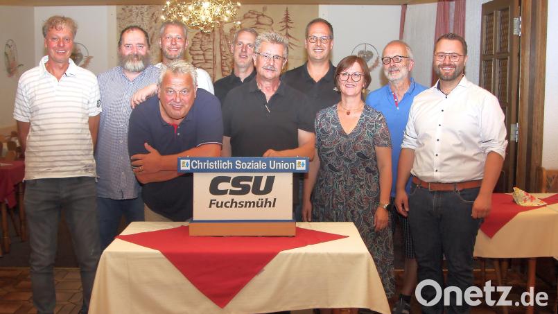 Die Vorstandspitze der CSU Fuchsmühl mit (von links) Hans-Joachim Schinner, Jörg Knegten, Markus Troesch (vorne), Andreas Günthner, Markus Vogl, Wolfgang Braun (Vorsitzender), Harald Bächer, Andrea Hecht und Wolfgang Dutz. Stellvertretender Kreisvorsitzender Matthias Grundler aus Falkenberg (rechts) gratulierte. Bild: wro