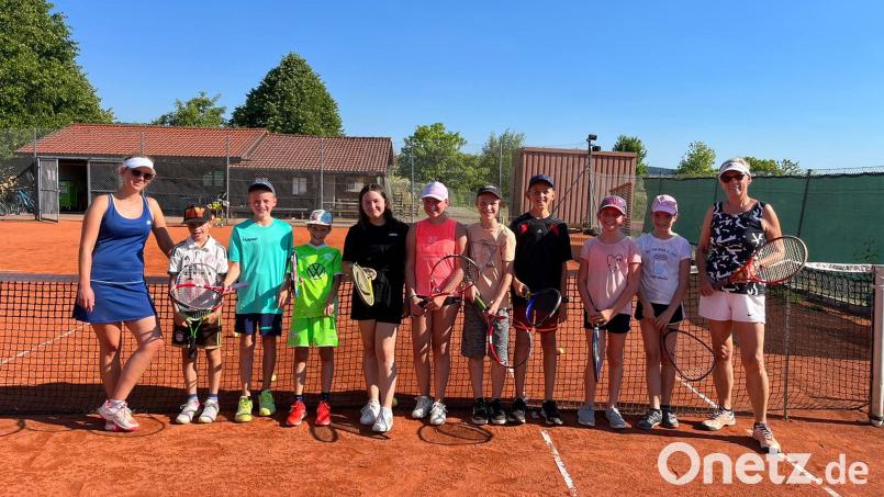 Die Kinder im Alter ab neun Jahren mit den Trainerinnen Doris (rechts) und Julia Lautenbacher (links). Bild: öt
