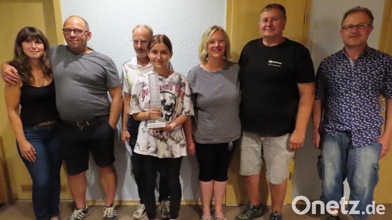 Die Siegerteams beim Preiswatten in Grünlas: (von links) Christina Brunner und Sebastian Söllner, Jürgen und Maria Pöllath, Sandra und Dieter Schmelber sowie Bernd Bauer von &quot;Freischütz Grünlas&quot;. Bild: soj