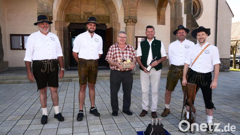 Albert Schneider (3. von links) war 25 Jahre Kanonier der Stadt Pleystein. Dafür dankte ihm Bürgermeister Rainer Rewitzer sehr herzlich und überreichte ein Dankesgeschenk. Neuer Kanonier ist Florian Forster (2. von links). Bild: bey