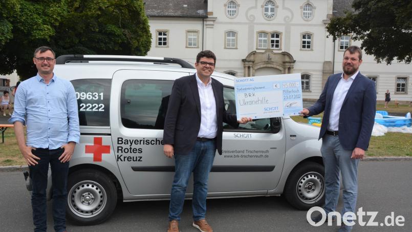 Mit einer Spende von 45 000 Euro unterstützt die Schott AG die Arbeit in der Notunterkunft Fockenfeld. Von dem Geld wurde unter anderem ein Renault Kangoo gekauft. Bei der Scheckübergabe waren (von links) Integrationslotse David Runschke, BRK-Kreisgeschäftsführer Holger Schedl und Ludwig Bundscherer, Manager Communications bei Schott, dabei. Bild: jr