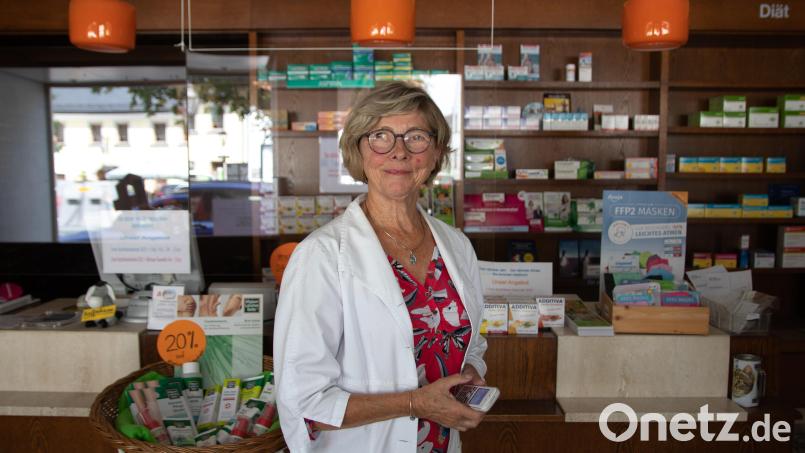 Inge Fischer ist die Inhaberin der Apotheke in Bärnau. Nach mehr als 50 Jahren muss sie das Geschäft schließen. Bild: sfo