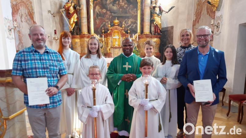 Pfarrer Moses Gudapati und Pfarrgemeinderatssprecherin Waltraud Glöckner haben Stefan Hartmann (links) nach acht Jahren sowie Christian Heil (rechts) nach vier Jahren aus dem Lintacher Pfarrgemeinderat verabschiedet. Bild: jow