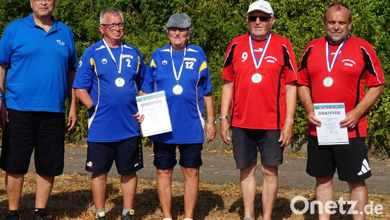 Der BVS Weiden I wurde bayerischer Vizemeister im Pétanque-Doublette: (von links) Günter Herbolsheimer (BVS Bayern), Meister VSV Straubing sowie Karl Voit und Wolfgang Hunsperger vom BVS Weiden. Bild: BVS Weiden