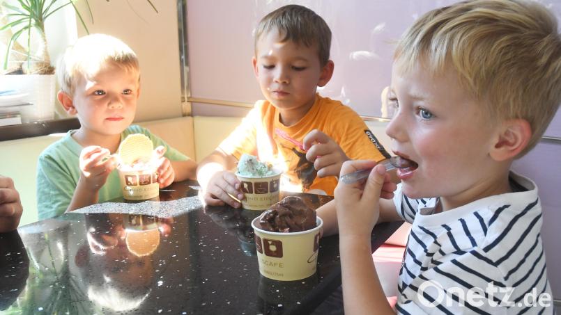 Lorenz, Quirin und Antonius (von links) genießen ihr Eis in Neustadt/WN – auf Kosten von Oberpfalz-Medien. Bild: Gabi Schönberger