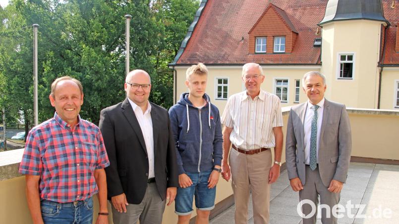 Landrat, Personalstelle und Personalrat wünschten alles Gute für die Zukunft: von links stellvertretender Personalratsvorsitzender Richard Schiedeck, stellvertretender Personalstellenleiter Wolfgang Fenzl, FÖJler Leo Krogmann, Reinhold Heß und Landrat Roland Grillmeier. Bild: Fabian Polster/Landratsamt Tirschenreuth/exb