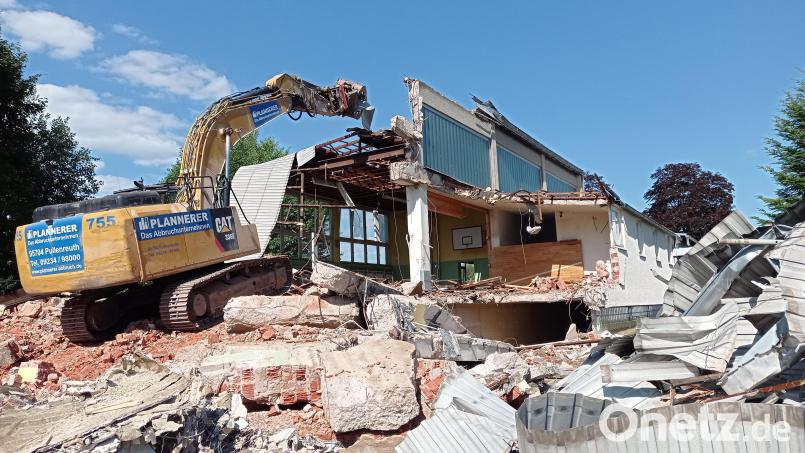 Der Abriss der Turnhalle in Waldershof schreitet voran. Bild: fpoz