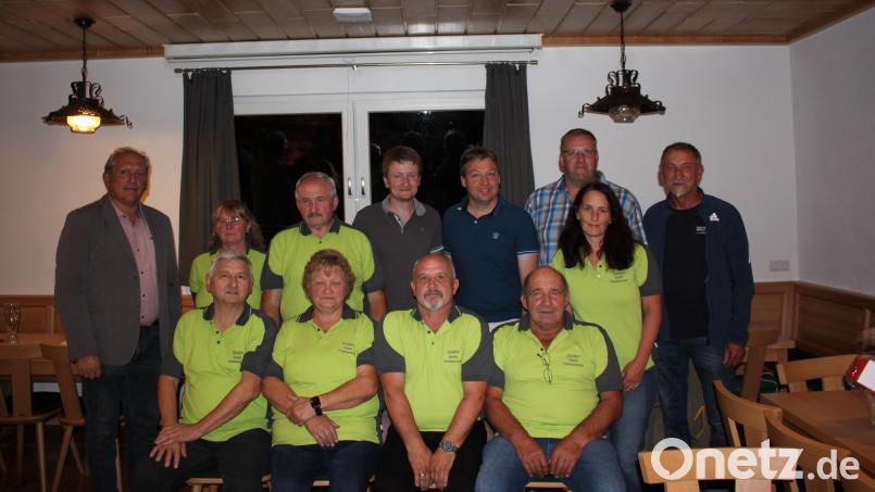 Der neue Vorstand der Siedlergemeinschaft Reuth-Premenreuth um Vorsitzende Erna Ullrich (vordere Reihe, Zweite von links) und Zweiten Vorsitzenden Bernhard Greger (vordere Reihe, links). Bild: Siedlergemeinschaft Reuth/exb