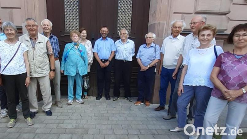 Ein Jubiläums-Abiturjahrgang zu Besuch am Max-Reger-Gymnasium: Die Ehemaligen haben hier vor über 60 Jahren ihr Abitur gemacht. Bild: Elke Kotzbauer/exb