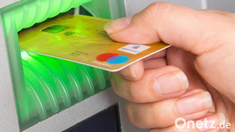 Ein Kunde hebt Geld von einem Bankautomaten ab. Symbolbild: Benjamin Nolte/dpa