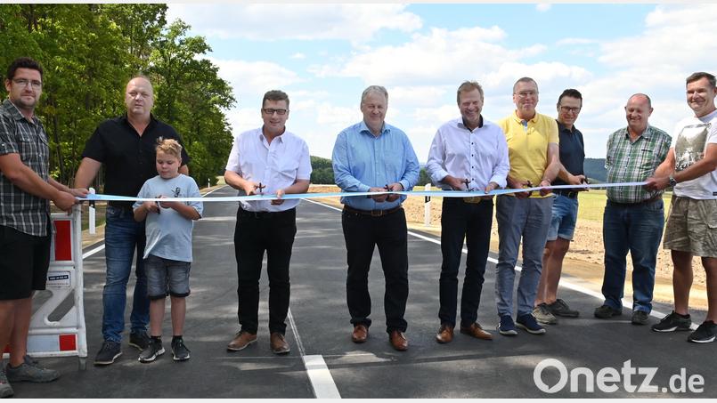 Nun ist die Straße zwischen Raigering und Lintach wieder offen. Von links: Bauleiter Michael Renner, Helmut Seebauer, Baudirektor Stefan Noll, Landrat Richard Reisinger, Bürgermeister Alwin Märkl, Richard Zweck (Gemeinde Freudenberg), Bauleiter Georg Schießl (Subunternehmen Schulz), Peter Hüttner (Staatliches Bauamt) und Franz Dende (Subunternehmen Schulz). Bild: gf