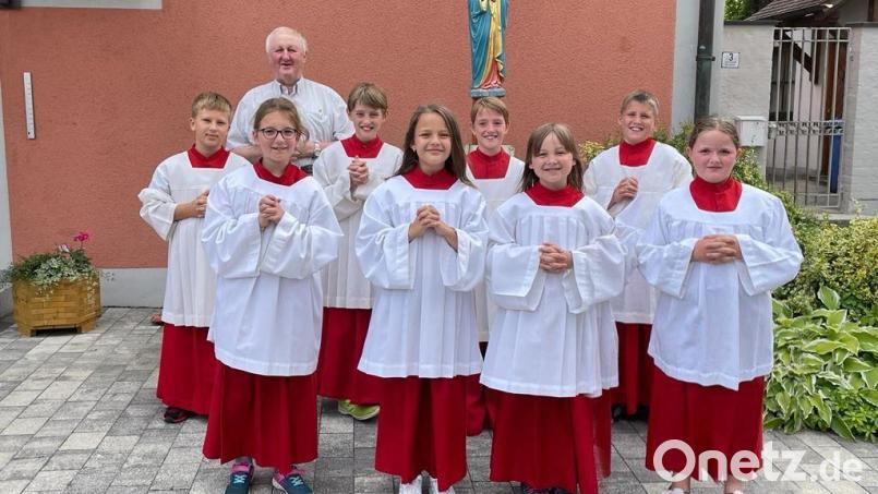 Pfarrer Erwin Bauer begrüßt acht neue Ministranten Max Hummer, Franziska Biller, Vincent Kleber, Franziska Lehner, Luis Kleber, Franziska Eder, Lucas Zahradnik und Sophie Nigg (v.l.n.r.). Bild: gz