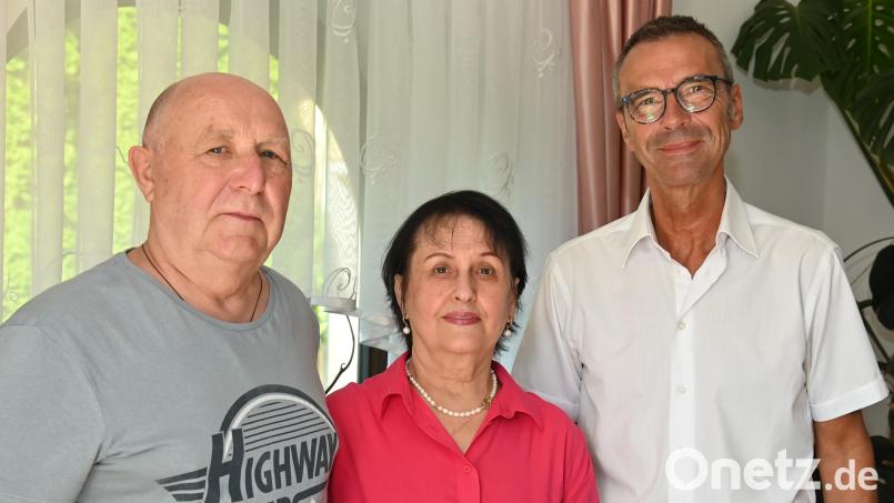 Zu ihrer Goldenen Hochzeit nehmen (von links) Valentyn und Liudmyla Kyslenko die Glückwünsche von Bürgermeister Peter Achatzi entgegen. Bild: gf