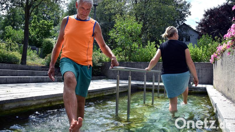 Hauptsache Abkühlung: Bei Temperaturen jenseits von 30 Grad zieht es Einheimische wie Touristen ans Wasser. Der Radler-Rastplatz &quot;Alte Flei&quot; in Rosenberg ist dafür perfekt geeignet. Mit Wasserspendern will die Stadt künftig für noch mehr Erfrischung sorgen. Bild: Stephan Huber